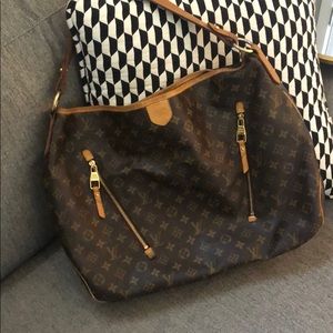 Louis Vuitton LG Monogram tote w/gold hardware.